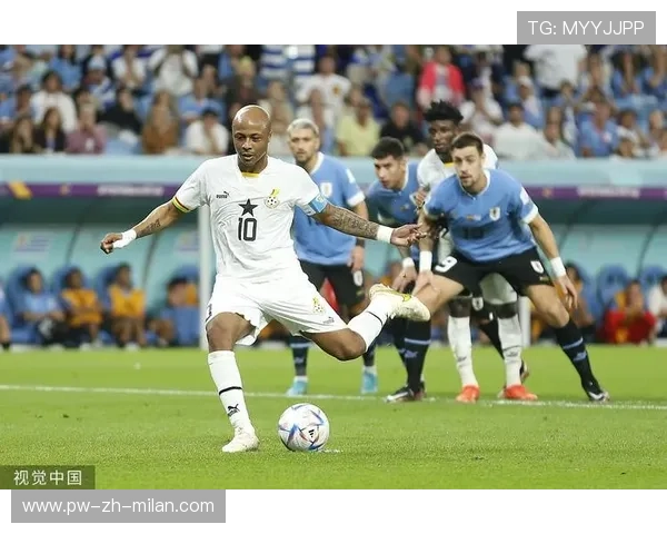 伤停补时判点球，全队围住裁判抗议